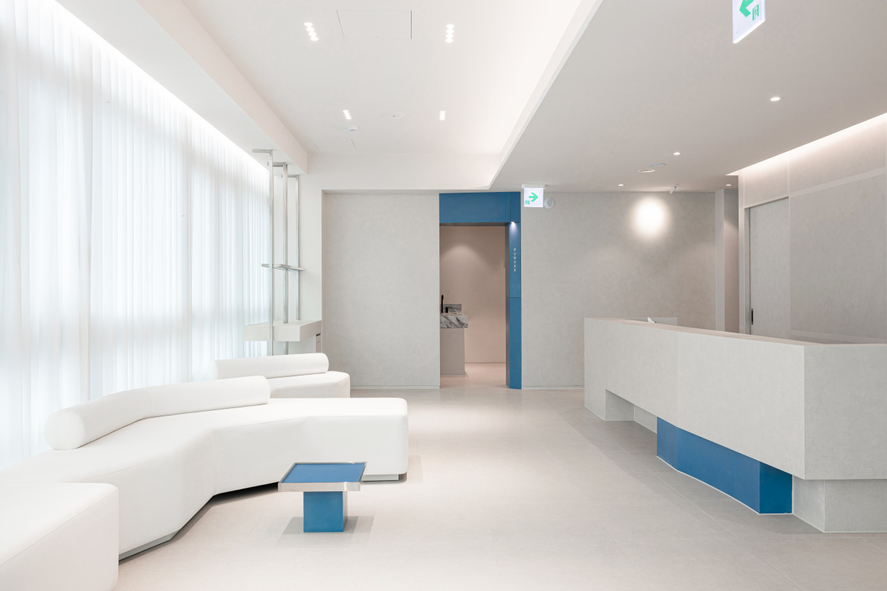 Reception and sofa in Gangnam Laren Clinic waiting room
